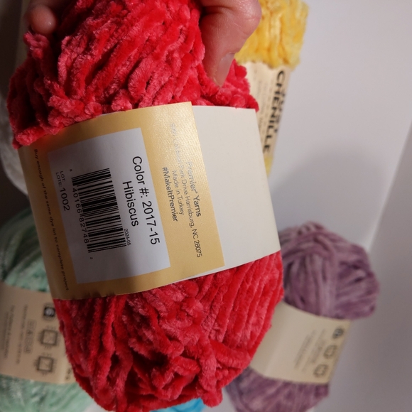 6 SKEINS YARN - Picture 2 of 9